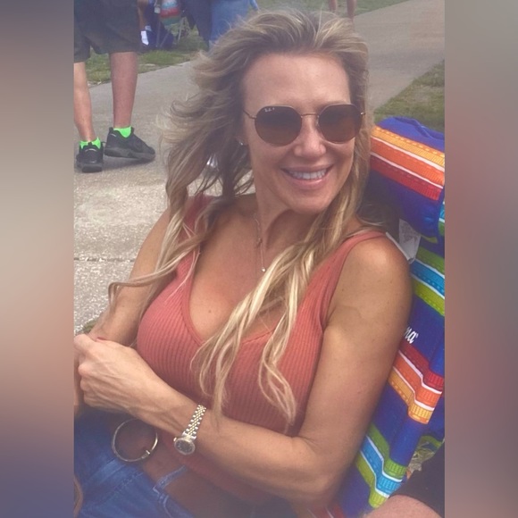 Meet your Posher, Candice - Picture 2 of 12